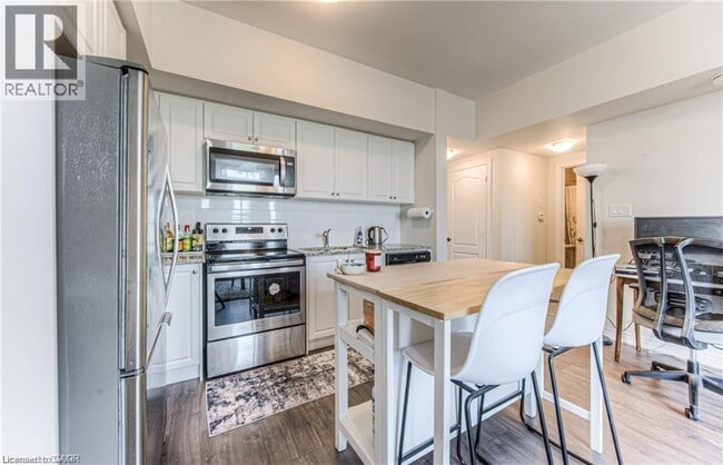 Photo du bâtiment - 120 Watson Pkwy N