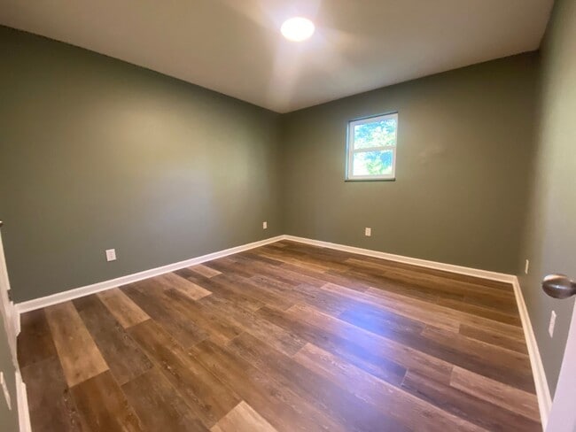 Building Photo - 2 Bedroom 1 Bath Apartment located in Gree...
