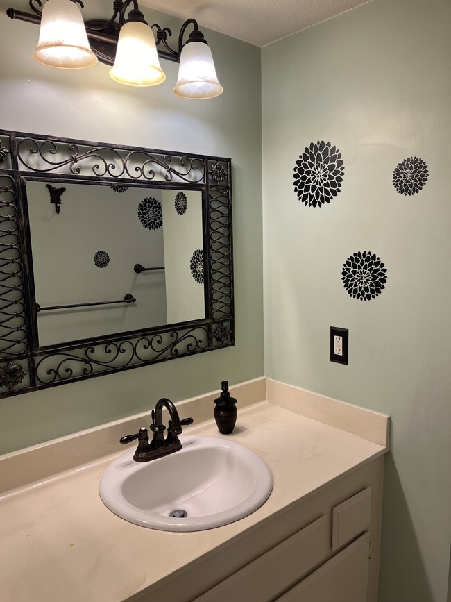 Foto del edificio - 1487 Ashwood Dr