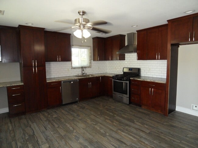 Foto del edificio - 300 1/2-204 1/2 E Mills Dr