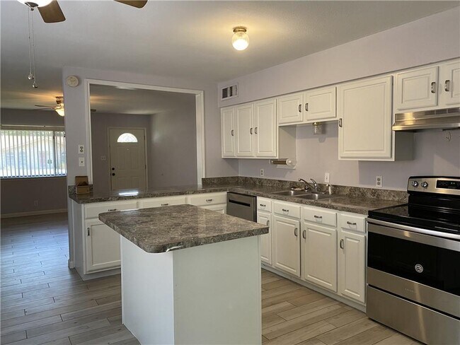 Foto del edificio - 1303 Barrington Dr