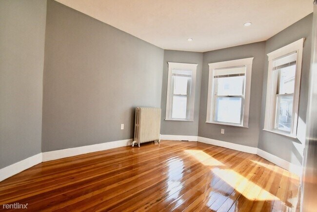 Building Photo - 3 br, 1 bath Triplex - 21 Treadway Rd Apt 1