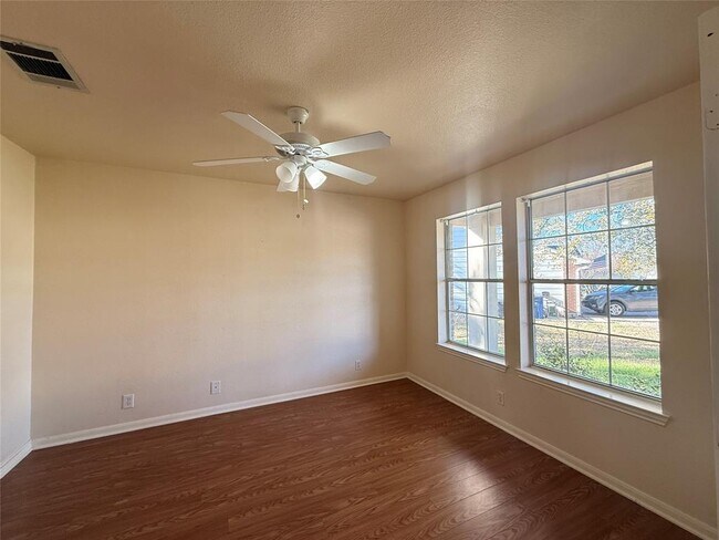 Foto del edificio - 1713 Primrose Ln