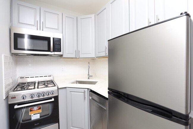 Building Photo - 510 W Belmont Ave