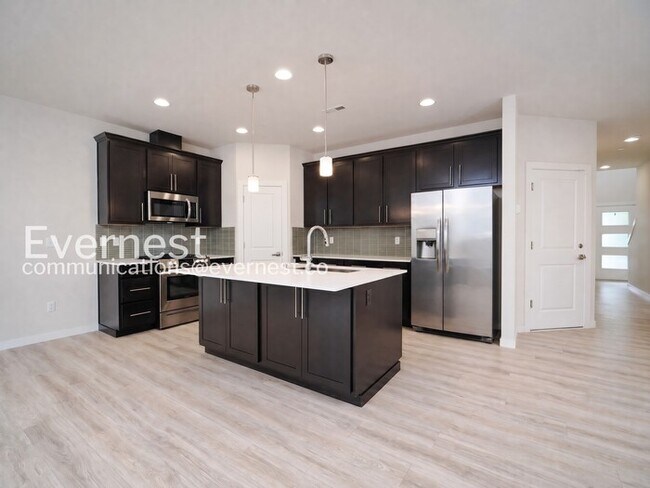 Foto del edificio - 4 Bed/2.5 Bath Home with Garage / Available Now!