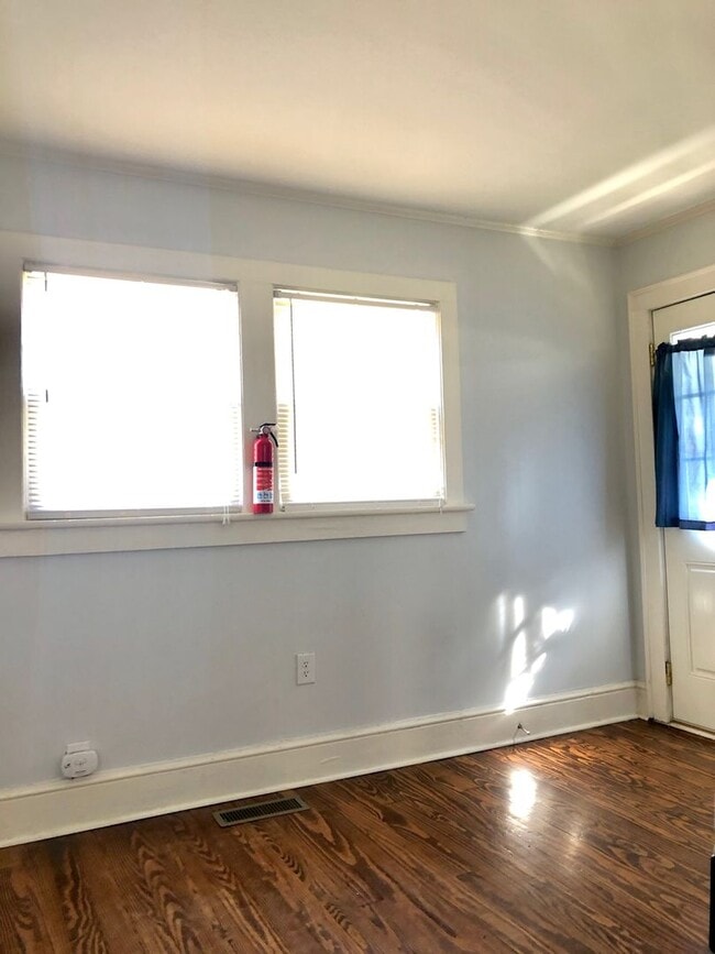 Building Photo - Adorable Bungalow with 2BR/1BA in Greer - desirable neighborhood in Greenville County - close to ...