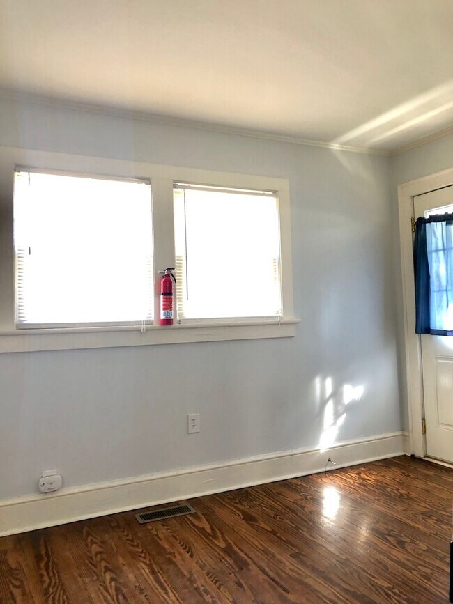 Foto del edificio - Adorable Bungalow with 2BR/1BA in Greer - desirable neighborhood in Greenville County - close to ...