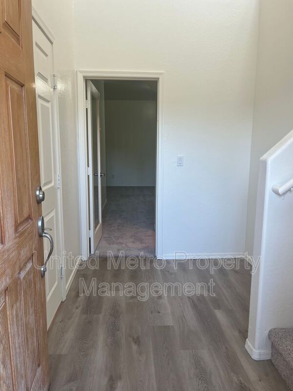 Building Photo - 979 Fairway Dr