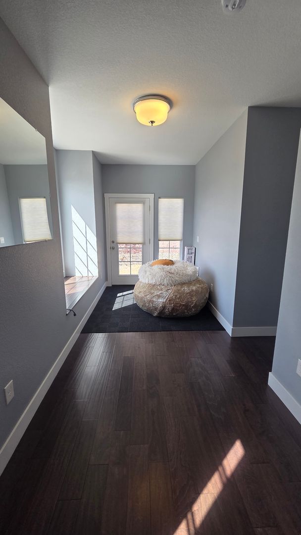 Foto del edificio - Modern 4 Bedroom 5 Bath Townhome - With Lots of Natural Light and Great Views!