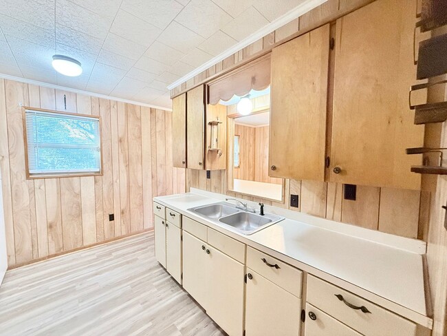 Building Photo - Charming 2-Bedroom Cottage On 1.25 Acres