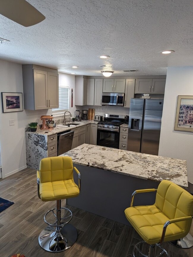 Foto del edificio - 3 Bedroom 2 Bath with 2 car garage