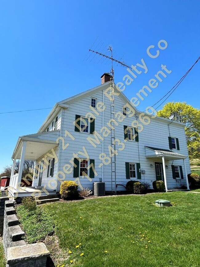 Building Photo - Gorgeous Three Bedroom Farm Home in Red Li...
