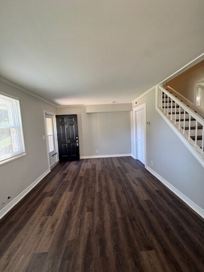 Foto del edificio - This adorable two story, 2 BR, 1 BA Condo ...