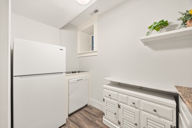 Building Photo - 1920 N Lincoln Park W