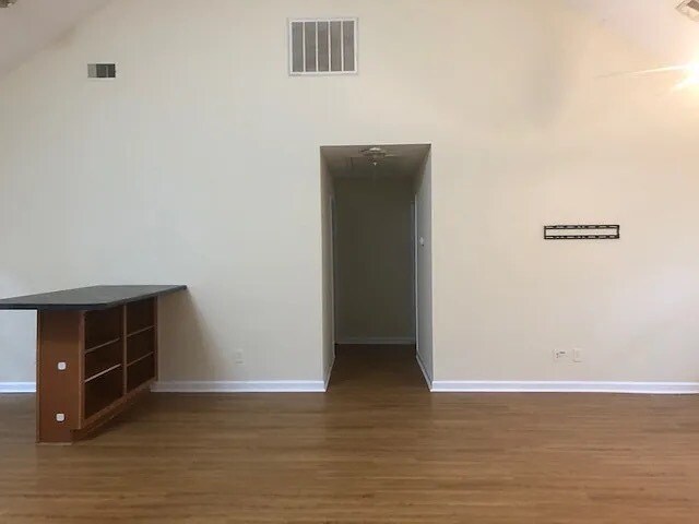 Foto del edificio - 704 Guinevere Ct