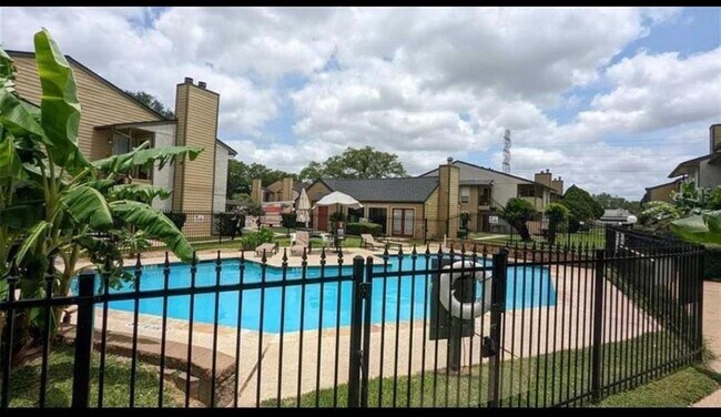 Building Photo - 15534 Zabolio Dr