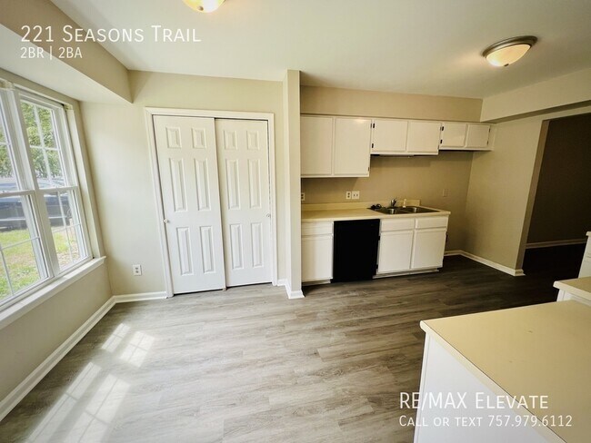 Foto del edificio - 221 Seasons Trail