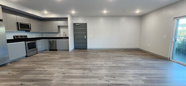 Building Photo - 7040 Woodman Ave
