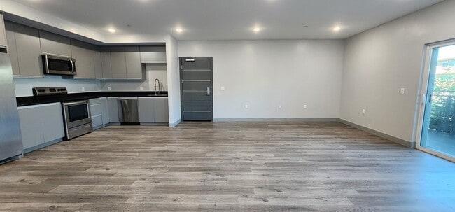 Building Photo - 7040 Woodman Ave