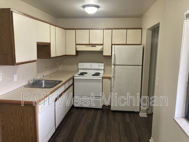 Building Photo - 6075 In the Pines Dr SE