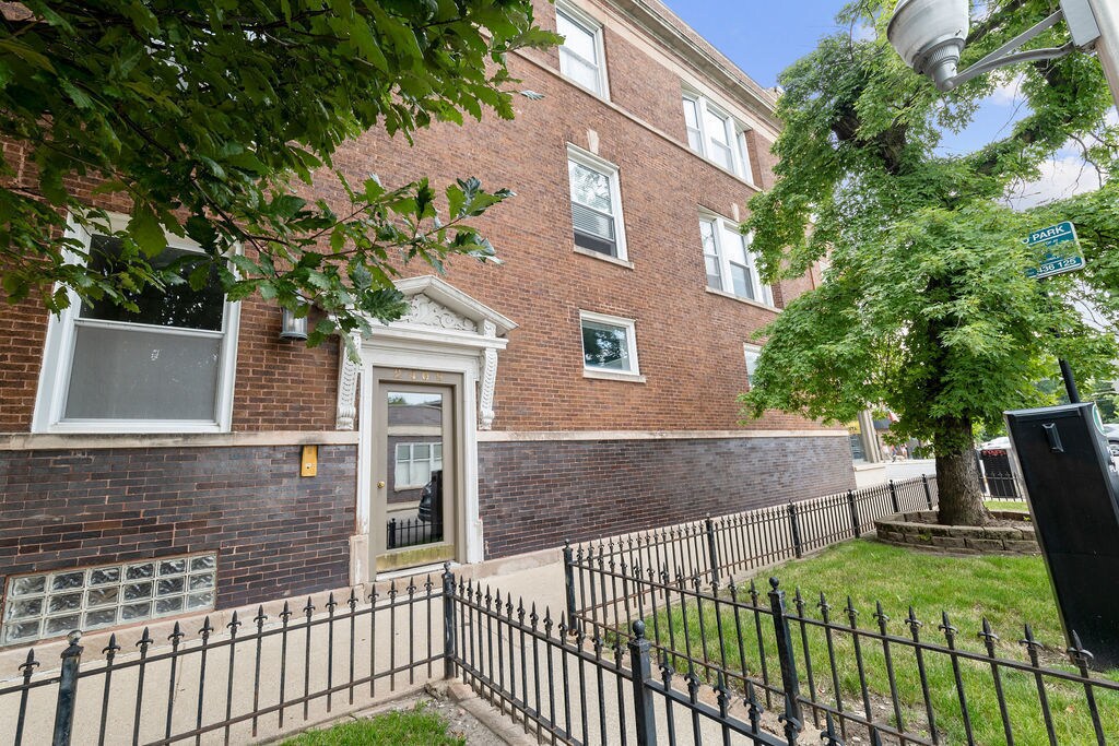 Foto principal - 2409 N Sawyer Ave
