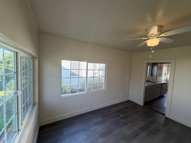 Foto del edificio - East Sac Bungalow Available!