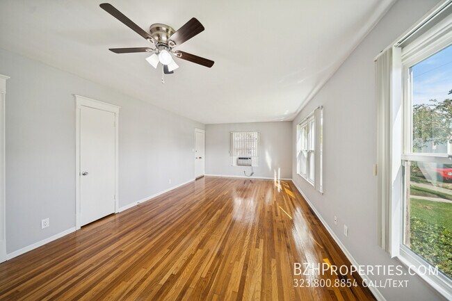 Foto del edificio - 5329 Vantage Ave