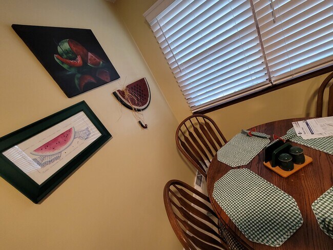 Comedor - 3306 Briar Oak St