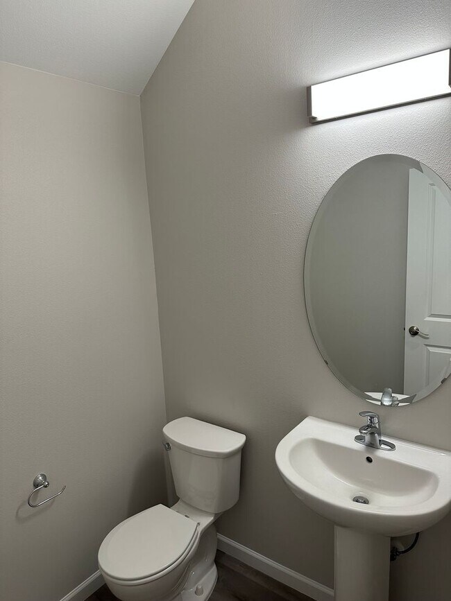 Foto del edificio - New 3 Bed / 2.5 Bath Duplex! $500 Amazon Gift Card! First 1.5 Month's Rent Is Free!