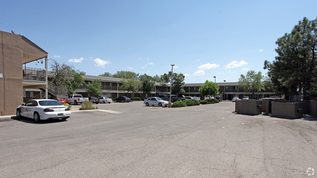 Primary Photo - CRESTWOOD APARTMENTS