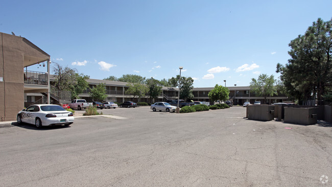 Building Photo - CRESTWOOD APARTMENTS