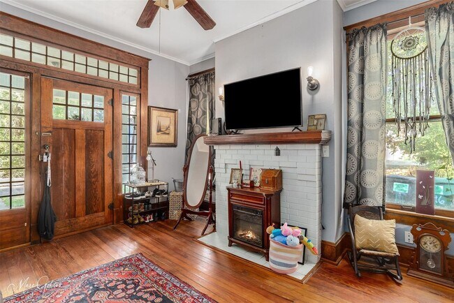 Building Photo - CHARMING HIGHLAND HOME ....