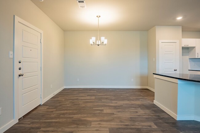 Building Photo - AVAILABLE NOW! GORGEOUS 4 BEDROOM DUPLEX L...