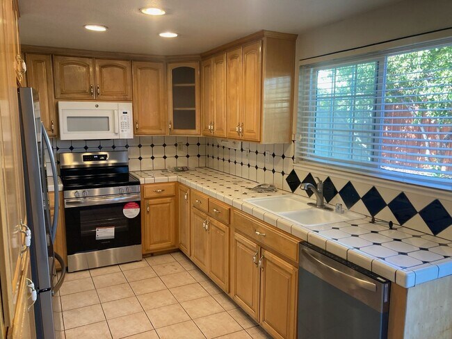 Foto del edificio - 4 bedroom home/ 2.5 Bath Single Family Hom...