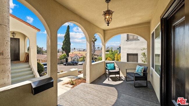 Building Photo - 850 Serrano Pl