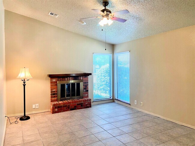Foto del edificio - Fabulous Town Home Nestled In Highly Desir...