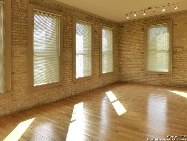 Building Photo - 221 Losoya St