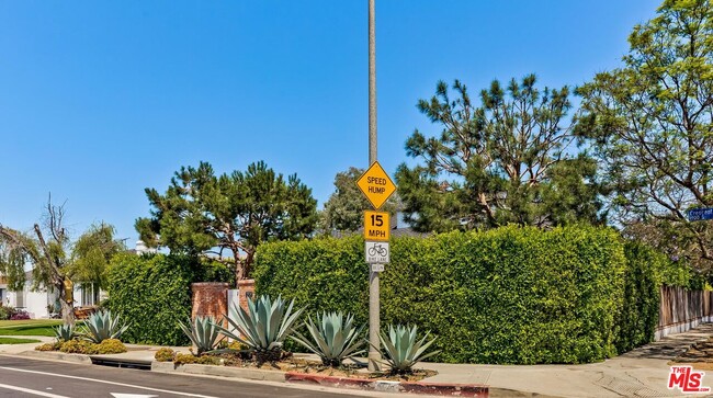 Foto del edificio - 1974 S Crescent Heights Blvd