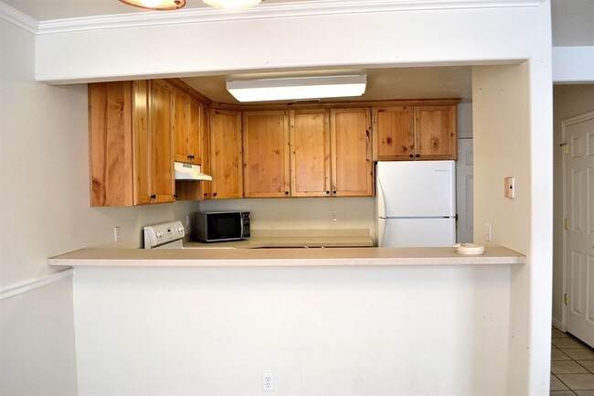 Building Photo - Nice Size Ogden 3 Bedroom Townhouse!