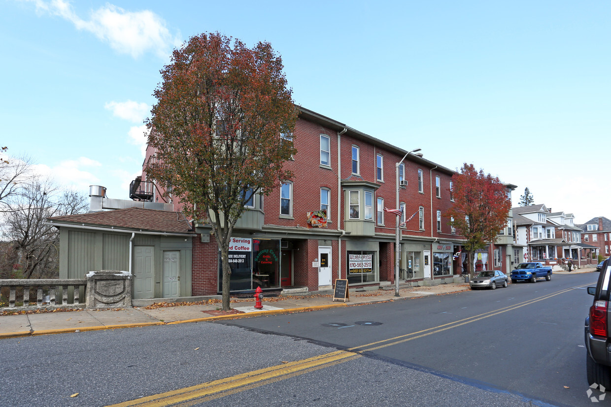 Foto principal - Student Housing/ Commercial Store Front