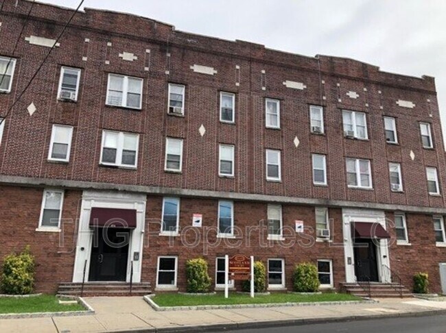 Building Photo - 674 Scotland Rd