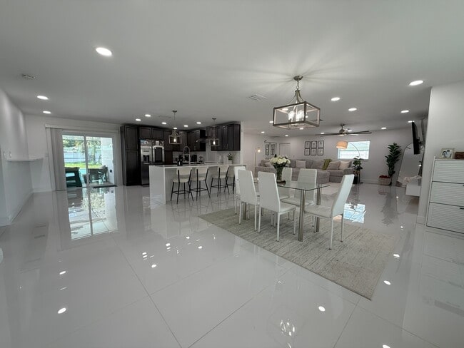 Building Photo - 2641 Miranda Way S