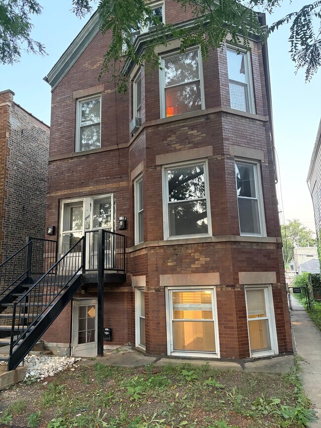 Building Photo - 2947 N Springfield Ave