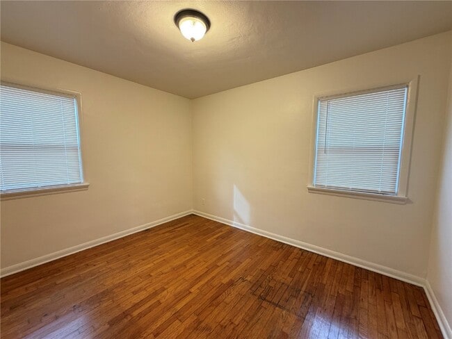 Building Photo - 1060 Loekes Dr