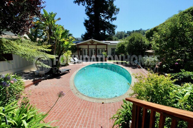 Foto del edificio - FURNISHED - Enjoy this little piece of par...