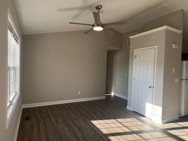 Building Photo - Newly Renovated 2 Bed/ 1 Bath Duplex - Lar...