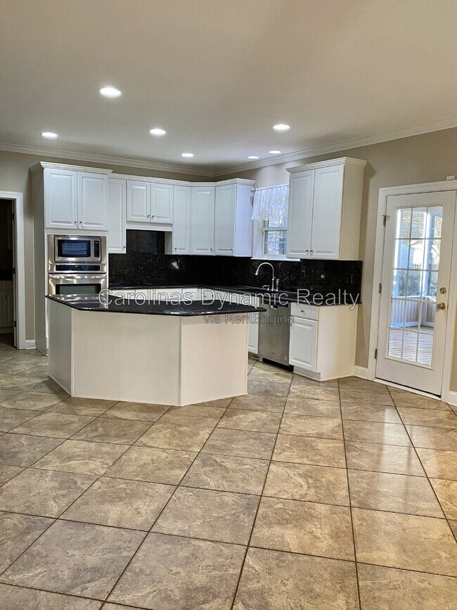 Building Photo - 605 Queenswater Ln
