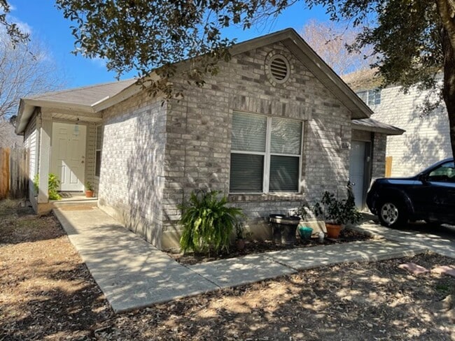 Nice One Story 3 Bedroom 2 Bath Home Backi... - Nice One Story 3 Bedroom 2 Bath Home Backi...