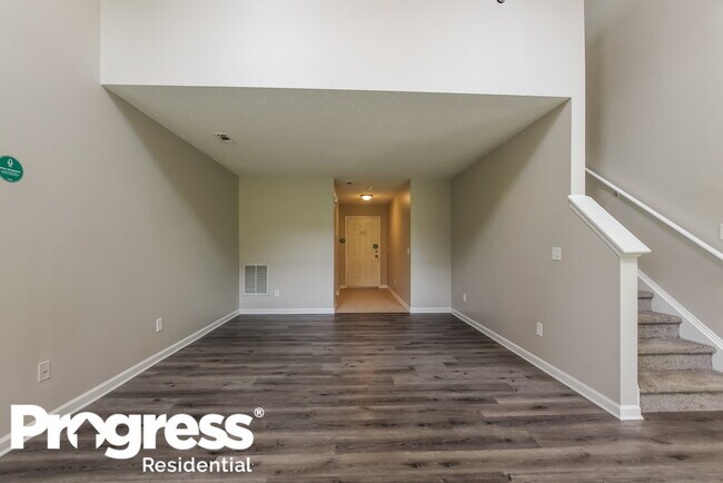 Building Photo - 555 River View Dr