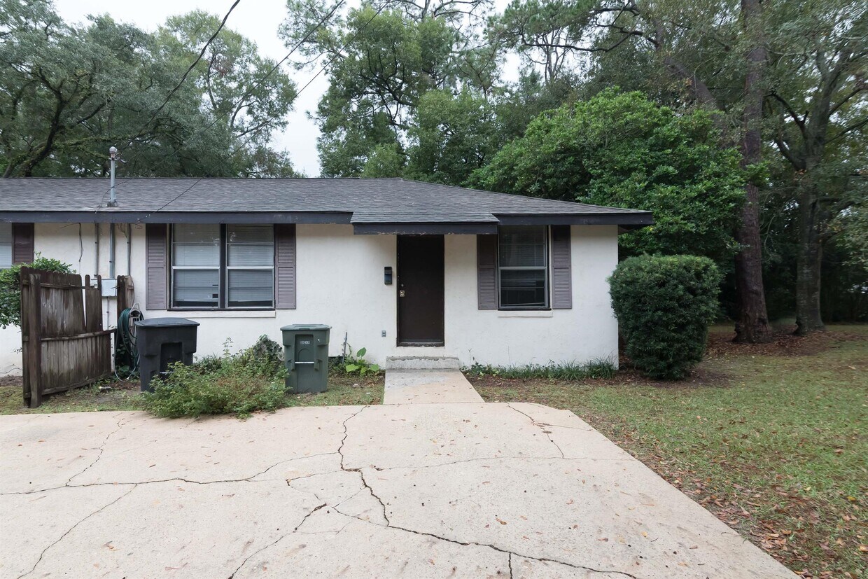 Primary Photo - 2020 Hollywood Dr